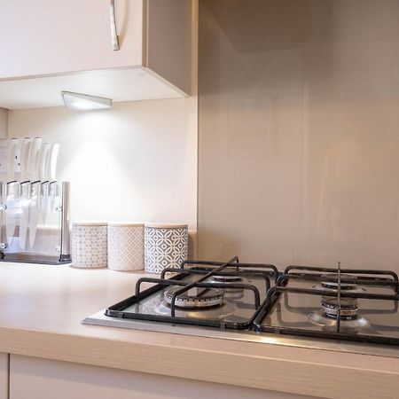 Beautiful And Comfortable Home Away From Home With Free Parking, Fast Wifi And White Crisp Hotel Standard Linen Hosted By Our Home Short Stays Northampton Esterno foto