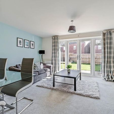 Beautiful And Comfortable Home Away From Home With Free Parking, Fast Wifi And White Crisp Hotel Standard Linen Hosted By Our Home Short Stays Northampton Esterno foto