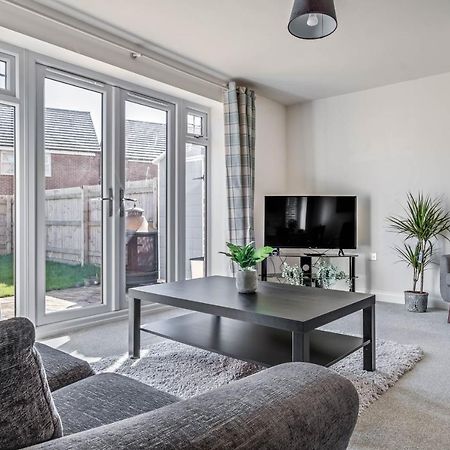 Beautiful And Comfortable Home Away From Home With Free Parking, Fast Wifi And White Crisp Hotel Standard Linen Hosted By Our Home Short Stays Northampton Esterno foto