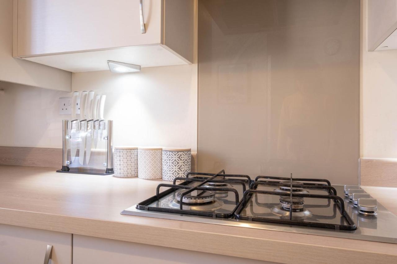 Beautiful And Comfortable Home Away From Home With Free Parking, Fast Wifi And White Crisp Hotel Standard Linen Hosted By Our Home Short Stays Northampton Esterno foto