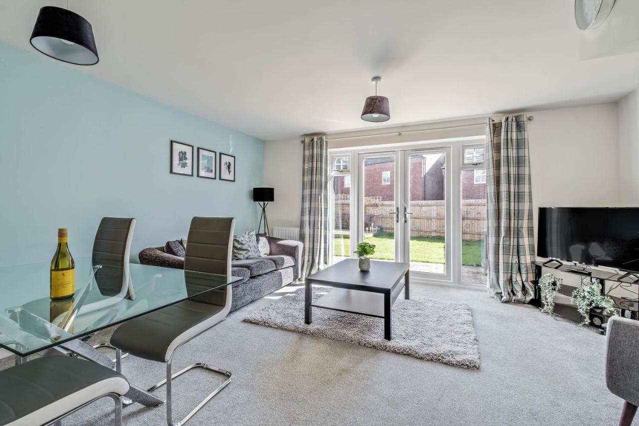 Beautiful And Comfortable Home Away From Home With Free Parking, Fast Wifi And White Crisp Hotel Standard Linen Hosted By Our Home Short Stays Northampton Esterno foto