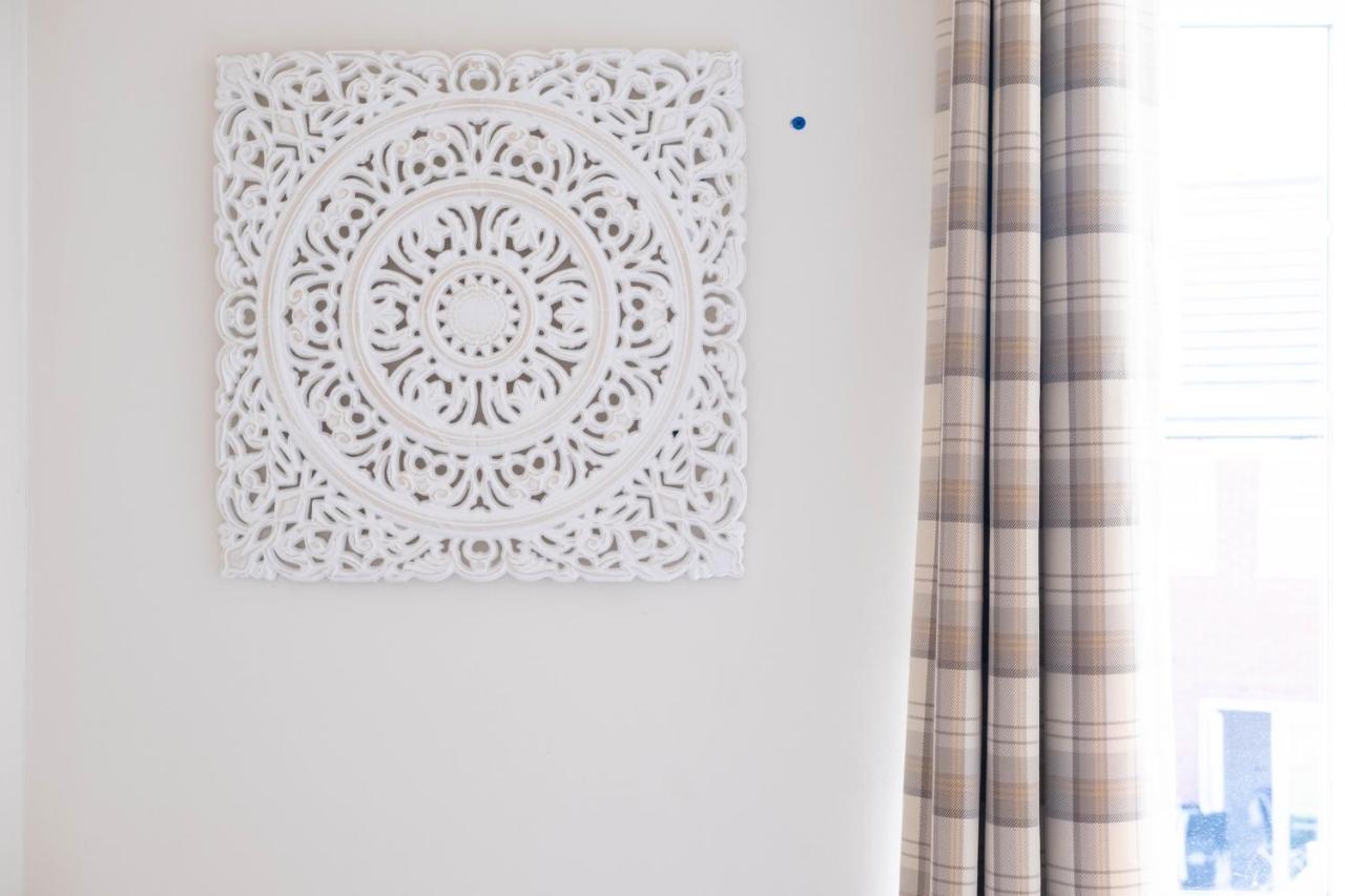 Beautiful And Comfortable Home Away From Home With Free Parking, Fast Wifi And White Crisp Hotel Standard Linen Hosted By Our Home Short Stays Northampton Esterno foto