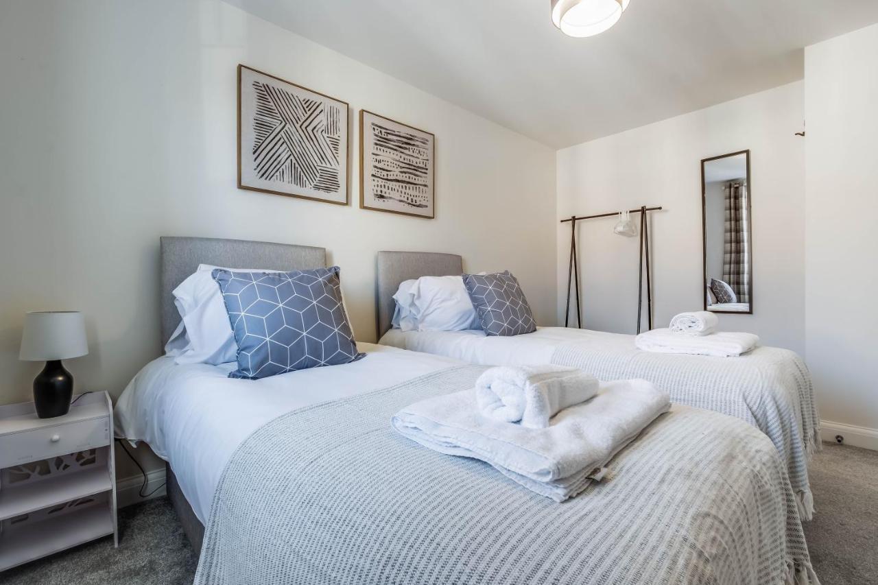 Beautiful And Comfortable Home Away From Home With Free Parking, Fast Wifi And White Crisp Hotel Standard Linen Hosted By Our Home Short Stays Northampton Esterno foto