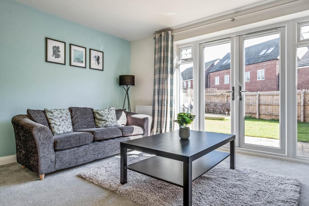 Beautiful And Comfortable Home Away From Home With Free Parking, Fast Wifi And White Crisp Hotel Standard Linen Hosted By Our Home Short Stays Northampton Esterno foto