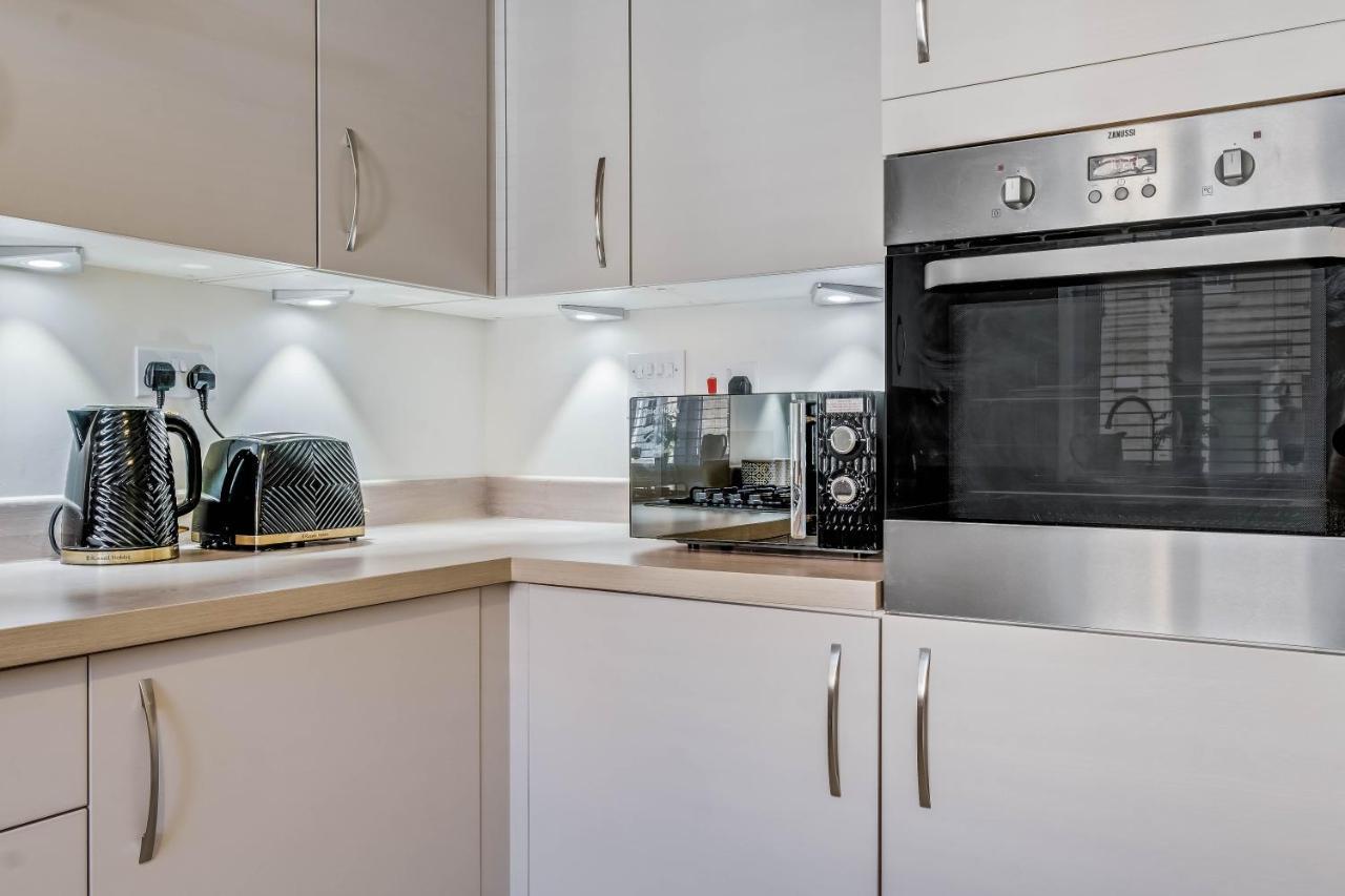 Beautiful And Comfortable Home Away From Home With Free Parking, Fast Wifi And White Crisp Hotel Standard Linen Hosted By Our Home Short Stays Northampton Esterno foto