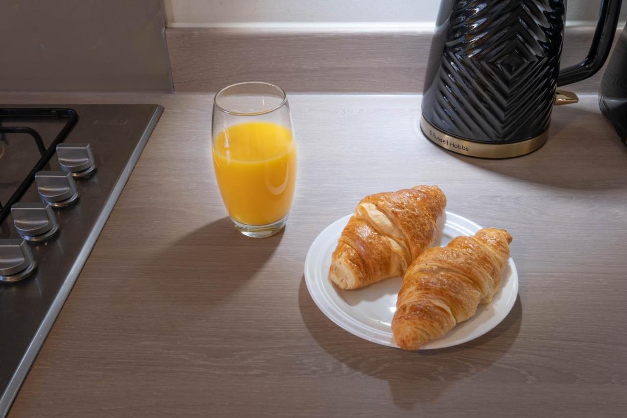 Beautiful And Comfortable Home Away From Home With Free Parking, Fast Wifi And White Crisp Hotel Standard Linen Hosted By Our Home Short Stays Northampton Esterno foto