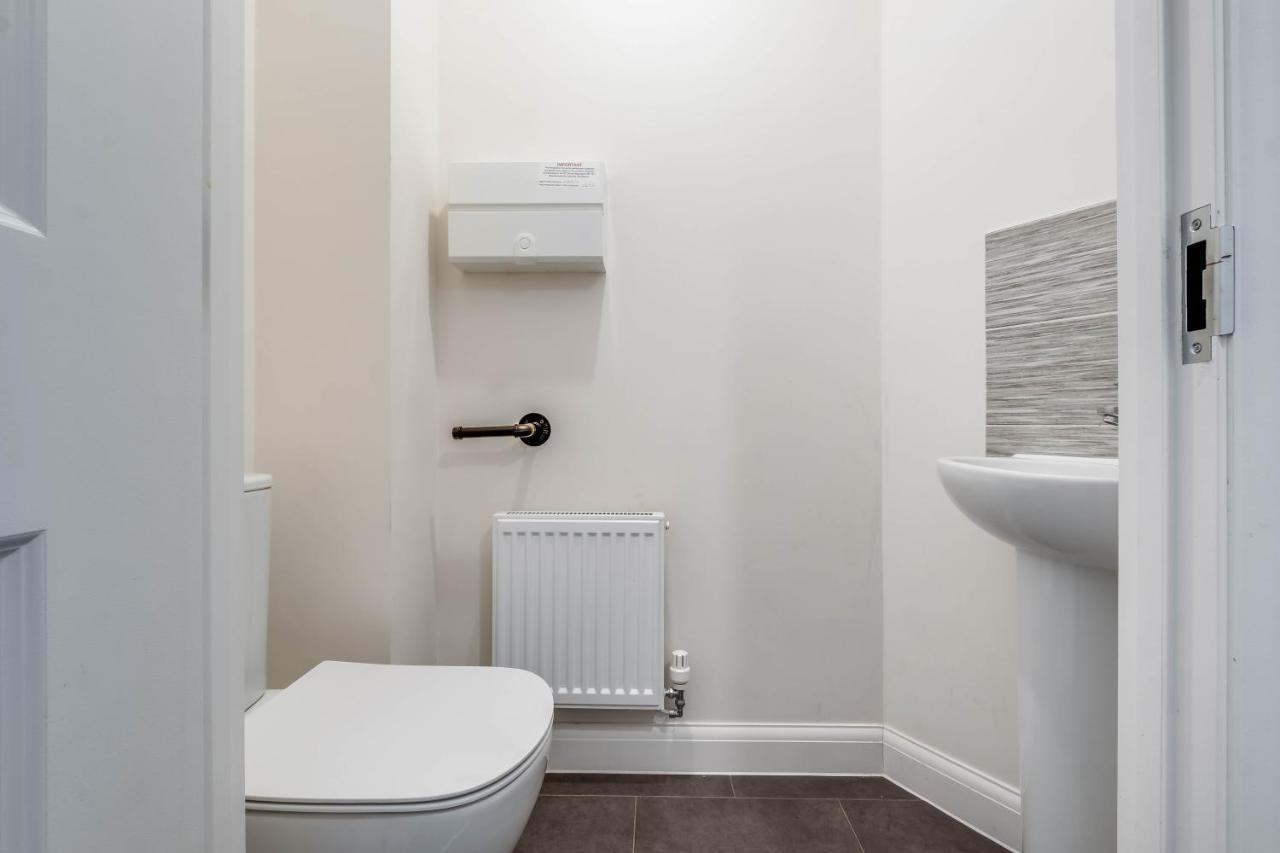 Beautiful And Comfortable Home Away From Home With Free Parking, Fast Wifi And White Crisp Hotel Standard Linen Hosted By Our Home Short Stays Northampton Esterno foto