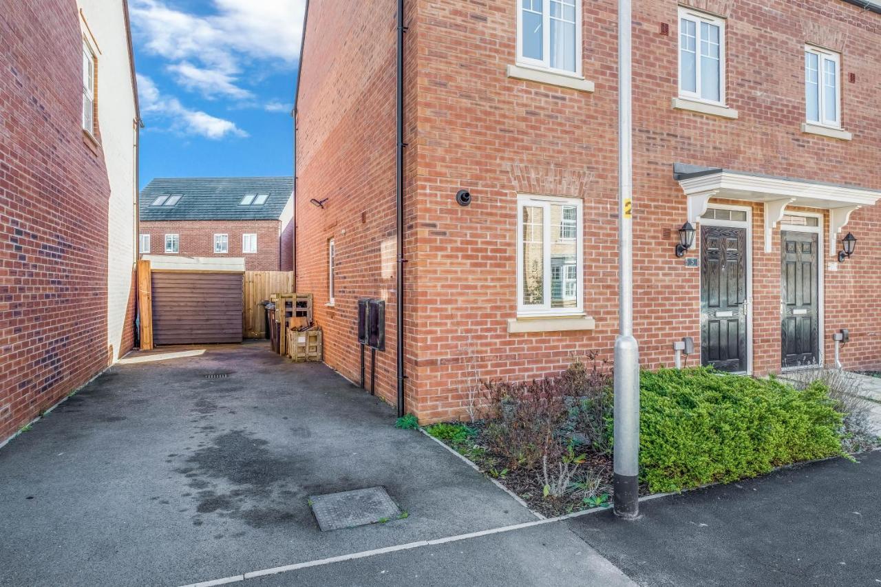 Beautiful And Comfortable Home Away From Home With Free Parking, Fast Wifi And White Crisp Hotel Standard Linen Hosted By Our Home Short Stays Northampton Esterno foto