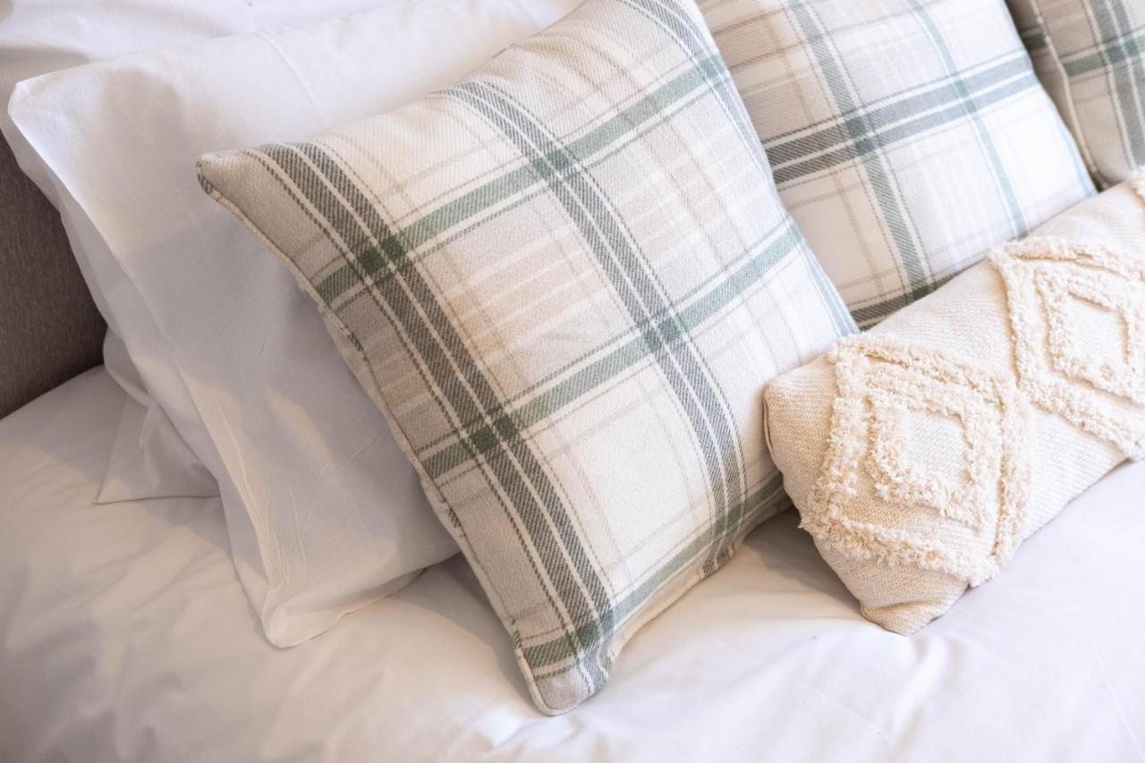 Beautiful And Comfortable Home Away From Home With Free Parking, Fast Wifi And White Crisp Hotel Standard Linen Hosted By Our Home Short Stays Northampton Esterno foto