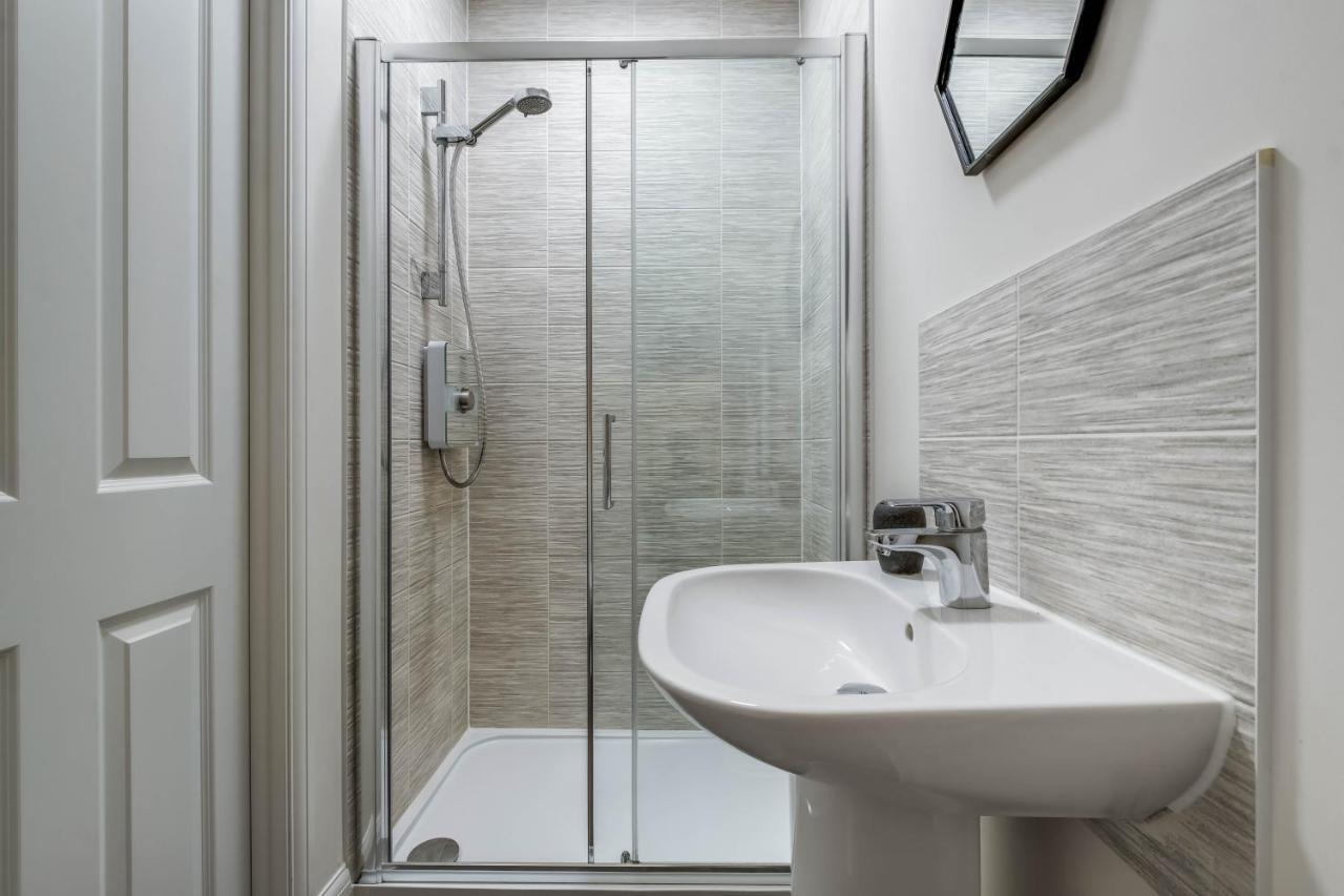 Beautiful And Comfortable Home Away From Home With Free Parking, Fast Wifi And White Crisp Hotel Standard Linen Hosted By Our Home Short Stays Northampton Esterno foto