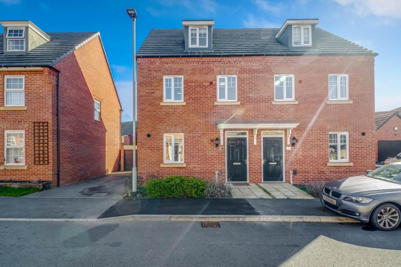 Beautiful And Comfortable Home Away From Home With Free Parking, Fast Wifi And White Crisp Hotel Standard Linen Hosted By Our Home Short Stays Northampton Esterno foto