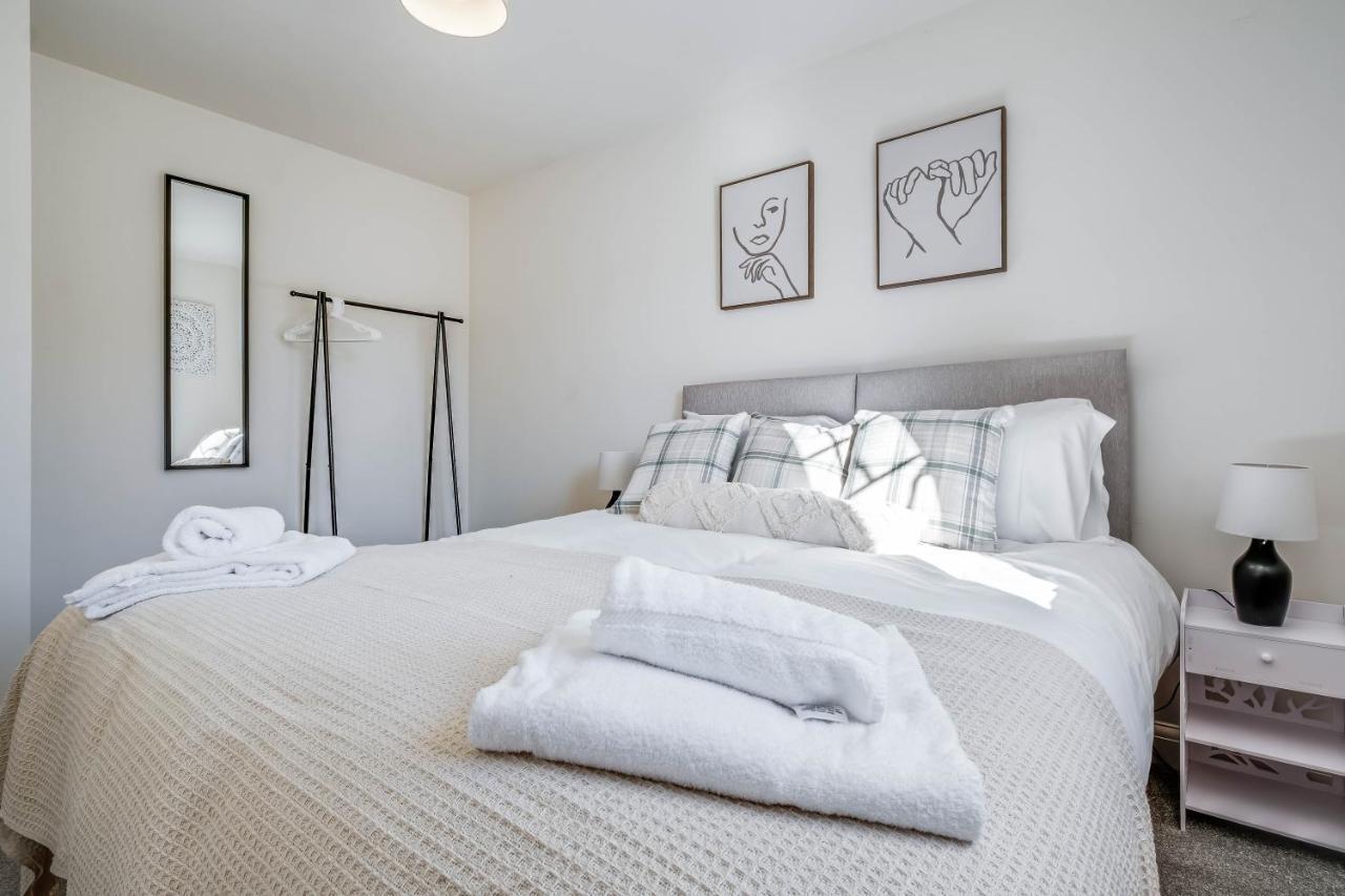 Beautiful And Comfortable Home Away From Home With Free Parking, Fast Wifi And White Crisp Hotel Standard Linen Hosted By Our Home Short Stays Northampton Esterno foto
