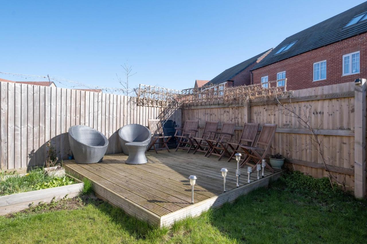 Beautiful And Comfortable Home Away From Home With Free Parking, Fast Wifi And White Crisp Hotel Standard Linen Hosted By Our Home Short Stays Northampton Esterno foto
