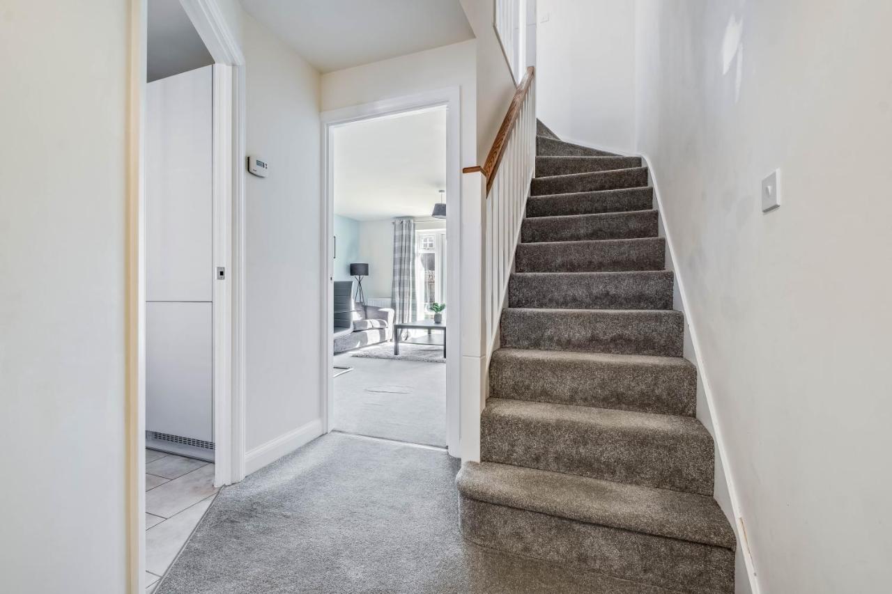 Beautiful And Comfortable Home Away From Home With Free Parking, Fast Wifi And White Crisp Hotel Standard Linen Hosted By Our Home Short Stays Northampton Esterno foto