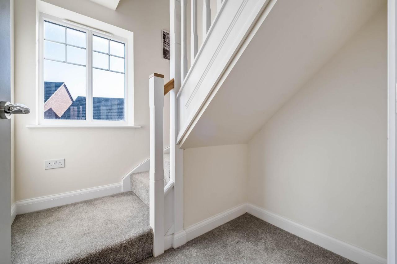 Beautiful And Comfortable Home Away From Home With Free Parking, Fast Wifi And White Crisp Hotel Standard Linen Hosted By Our Home Short Stays Northampton Esterno foto