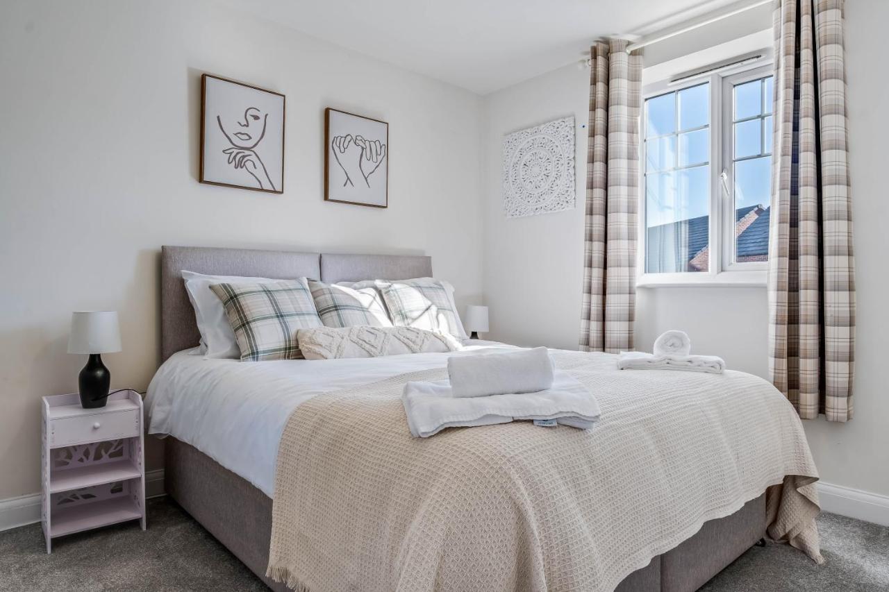 Beautiful And Comfortable Home Away From Home With Free Parking, Fast Wifi And White Crisp Hotel Standard Linen Hosted By Our Home Short Stays Northampton Esterno foto