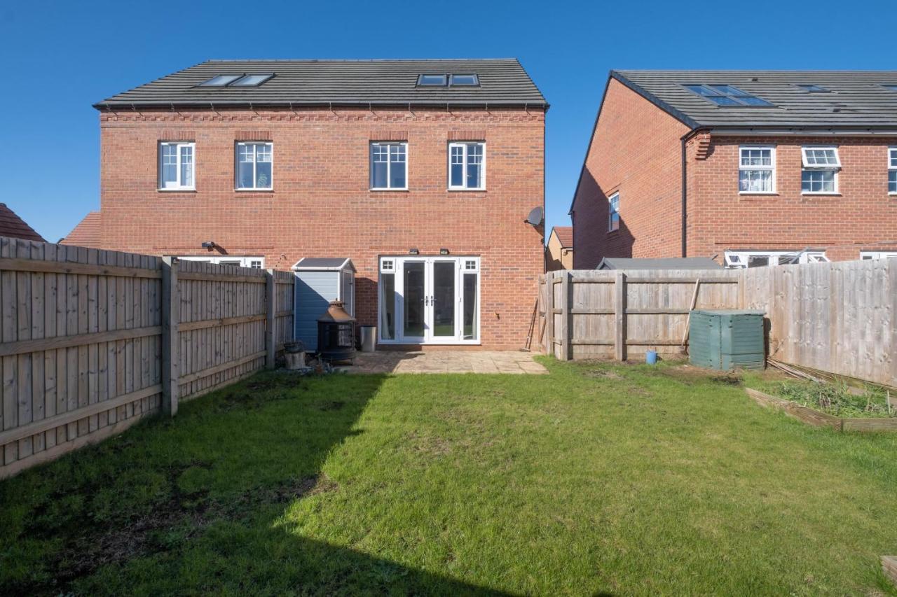 Beautiful And Comfortable Home Away From Home With Free Parking, Fast Wifi And White Crisp Hotel Standard Linen Hosted By Our Home Short Stays Northampton Esterno foto