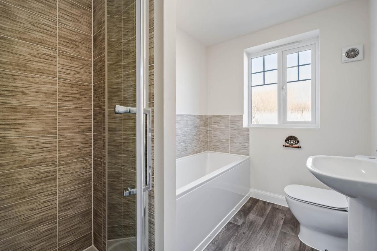 Beautiful And Comfortable Home Away From Home With Free Parking, Fast Wifi And White Crisp Hotel Standard Linen Hosted By Our Home Short Stays Northampton Esterno foto
