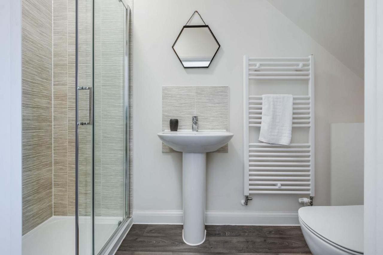 Beautiful And Comfortable Home Away From Home With Free Parking, Fast Wifi And White Crisp Hotel Standard Linen Hosted By Our Home Short Stays Northampton Esterno foto